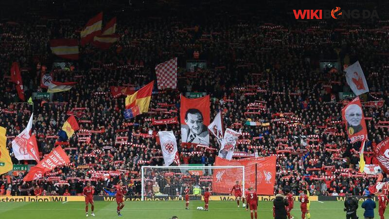 The Kop gây áp lực từ khán giả