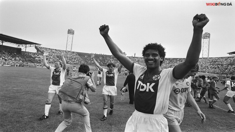 Chính thức ra mắt với áo số 4